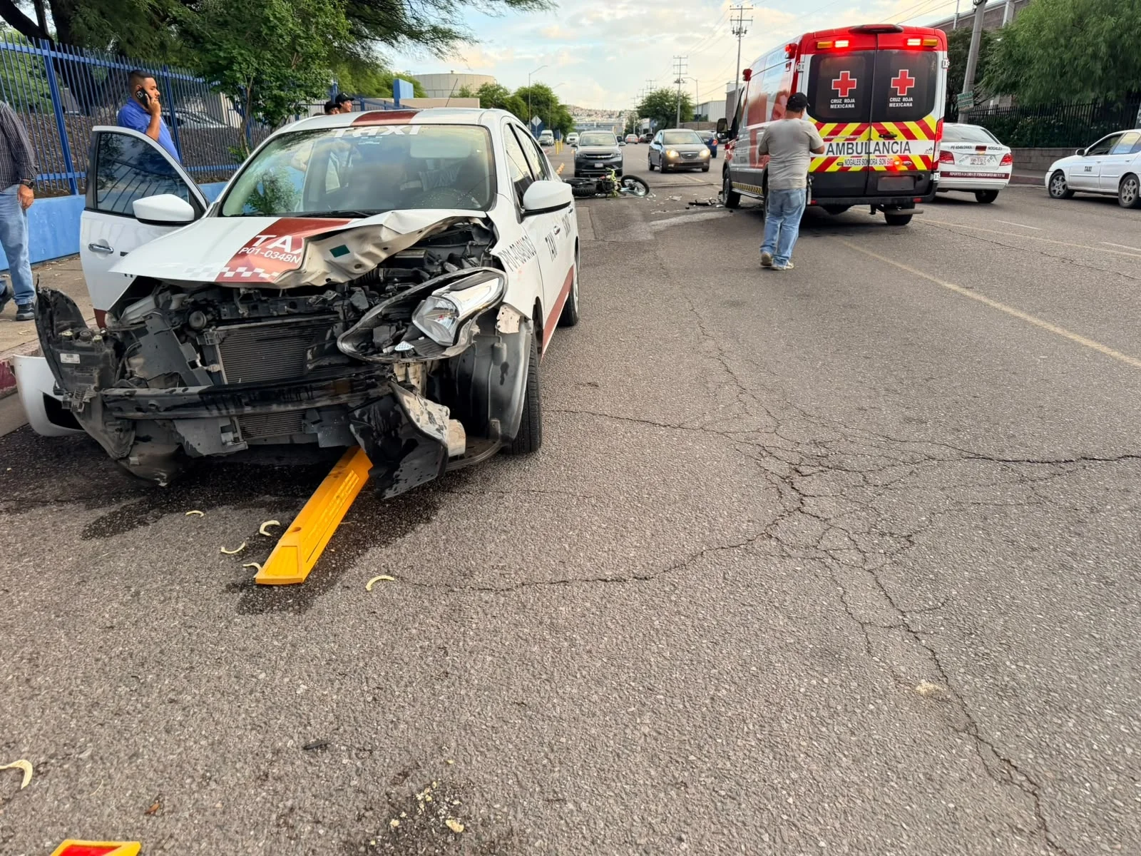 Motociclista resulta lesionado tras choque con taxi en Industrial San Carlos