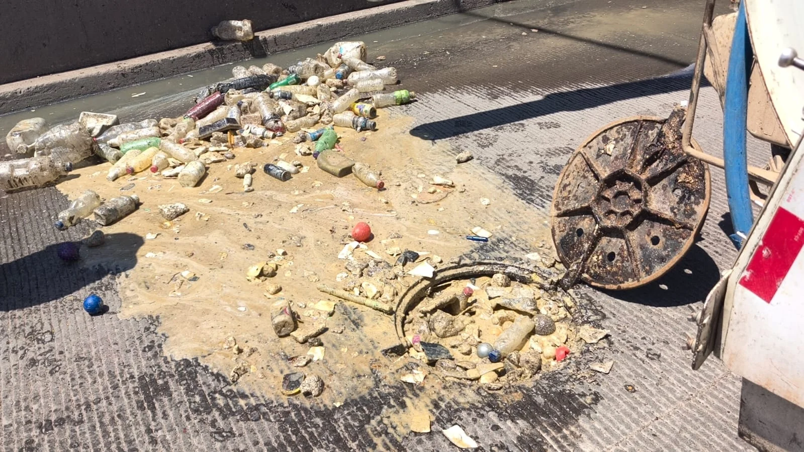 Derrame de grasa y aguas negras moviliza a autoridades al sur de Nogales