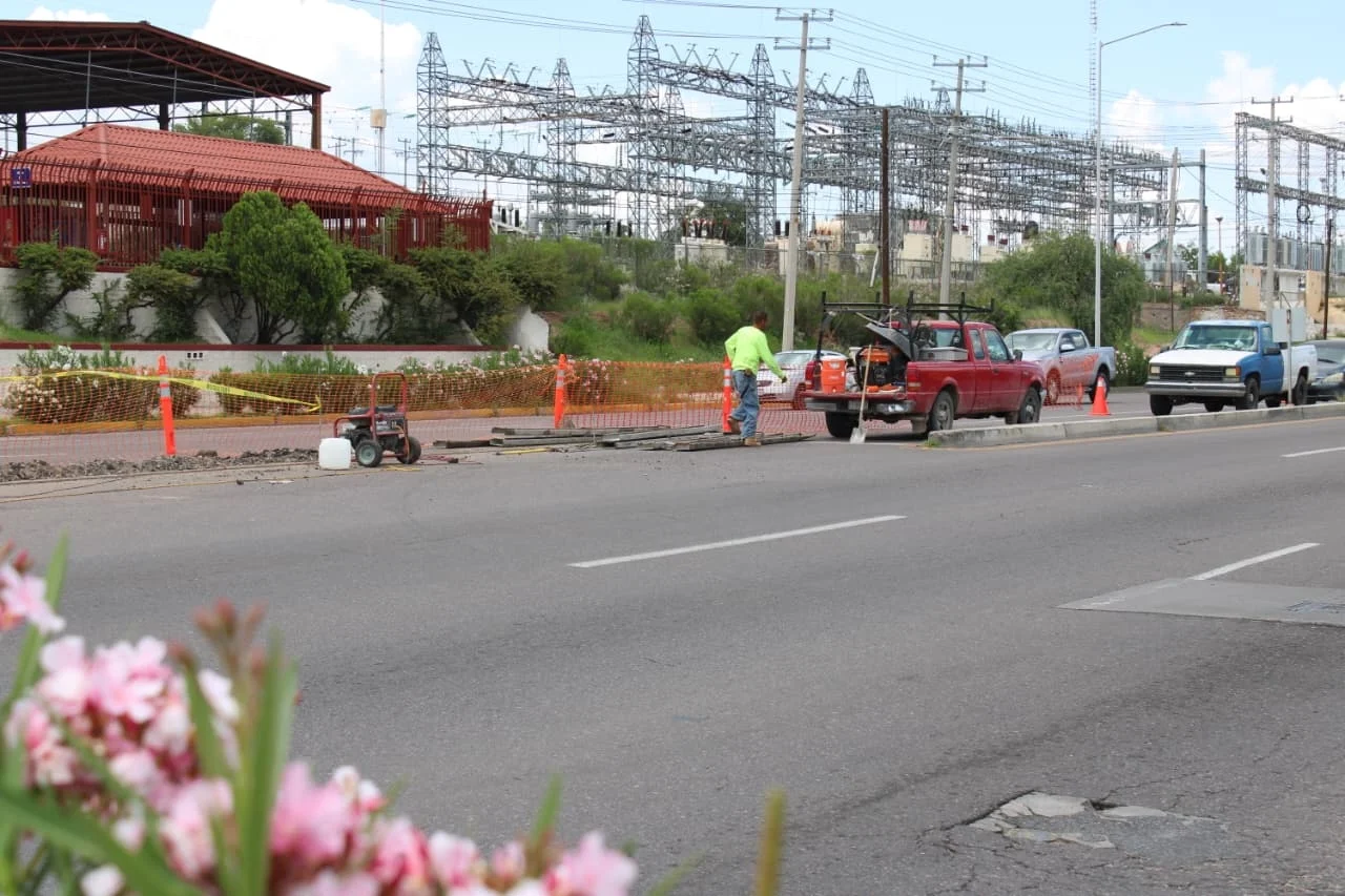Instalan guarniciones para mejorar seguridad vial en el periférico Colosio