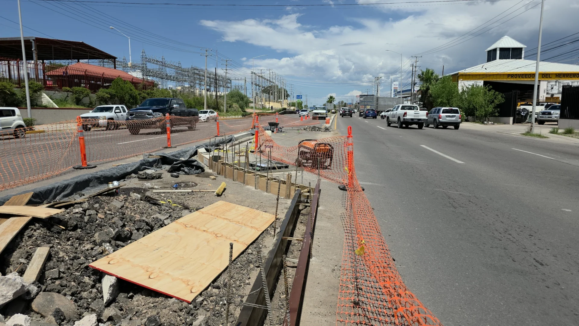 Construyen nueva guarnición para restringir retornos en el periférico Colosio