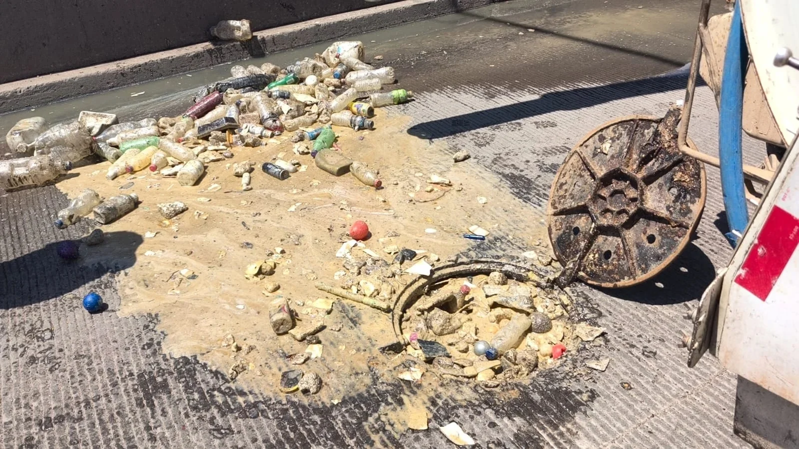 Investigan quién arrojó botellas con grasa al drenaje en Nogales