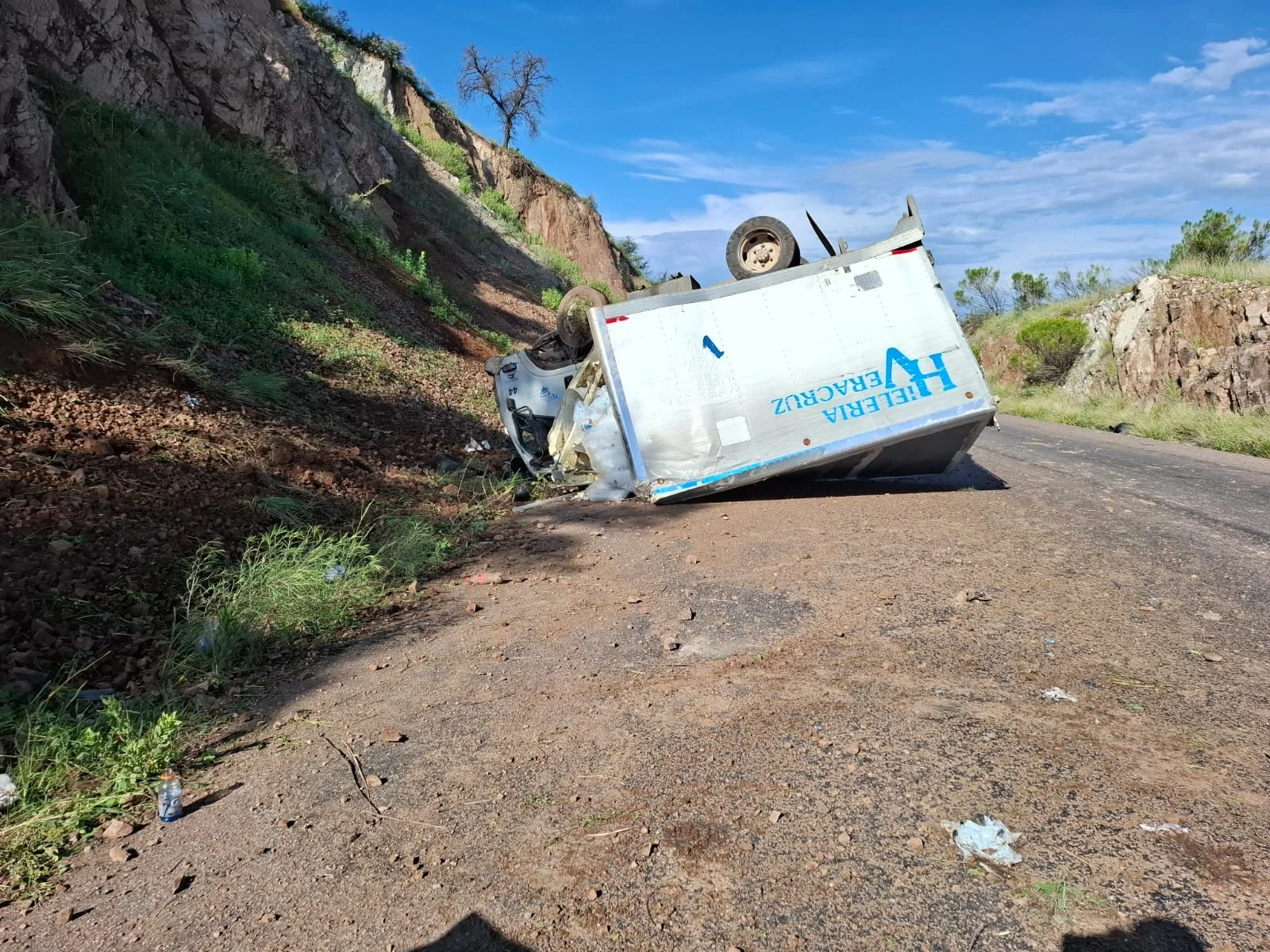 Conductor resulta lesionado tras volcar camión en el periférico Oriente