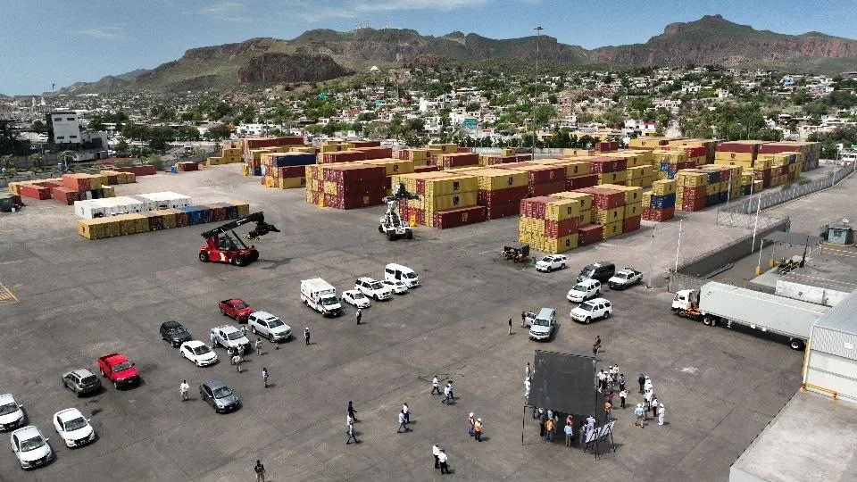 Puerto de Guaymas se fortalece con dos nuevas grúas para manejo de contenedores