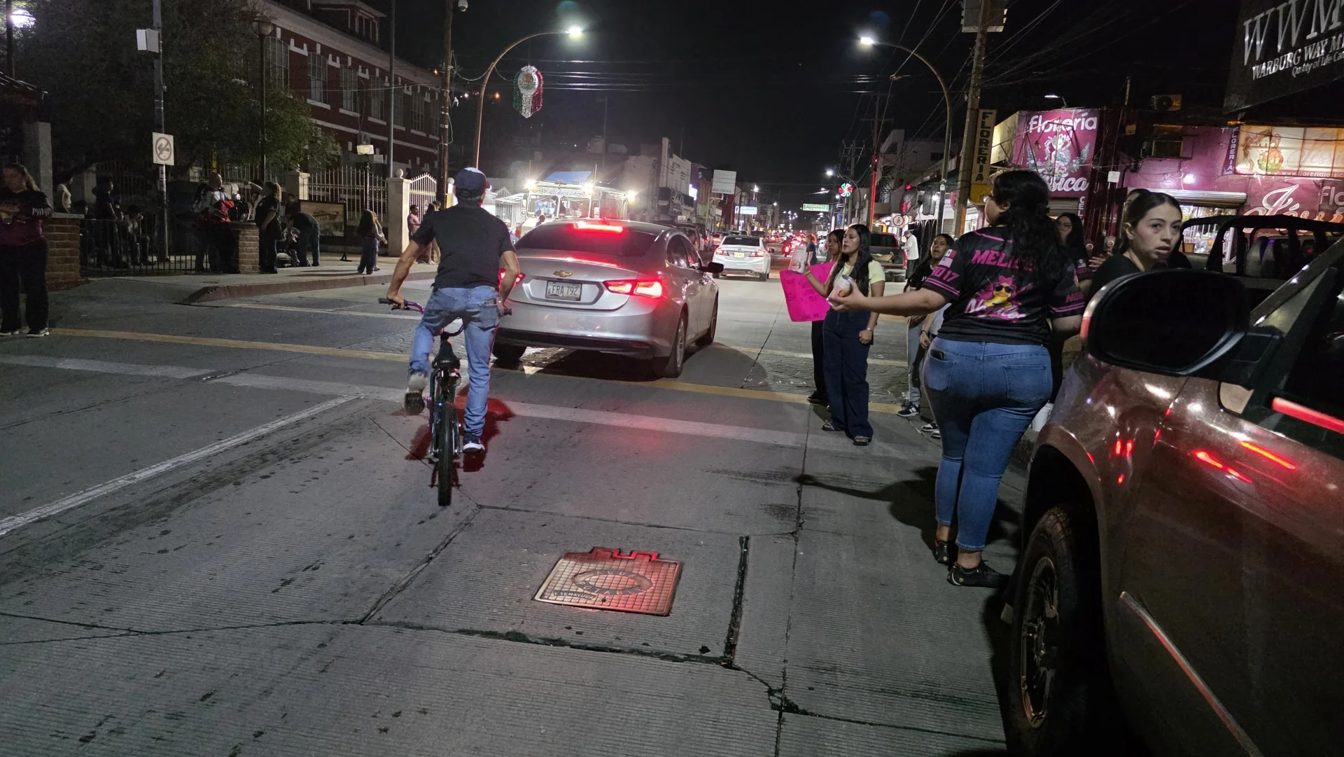 Entre autos, reptiles y solidaridad transcurre una noche más de las “Obregoneadas”