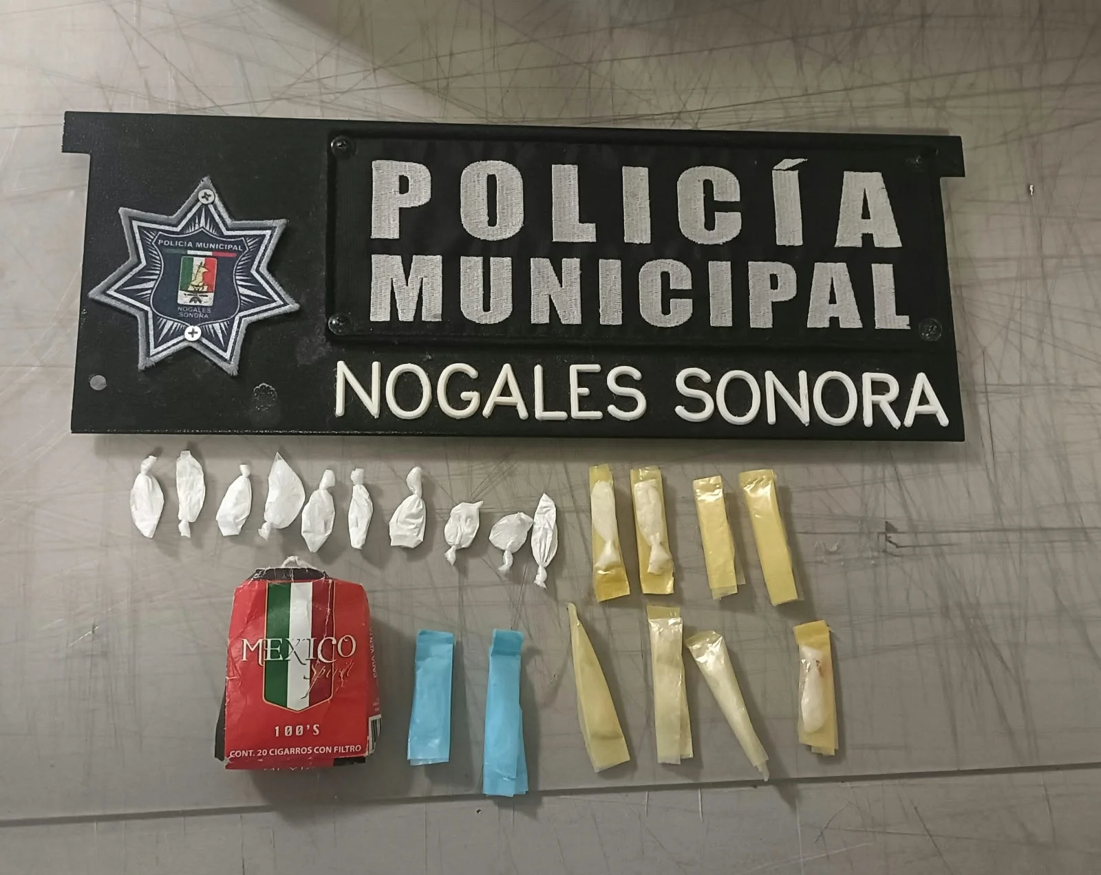 Arroja cajetilla con presunta droga al ver a policías y termina detenido en Nogales