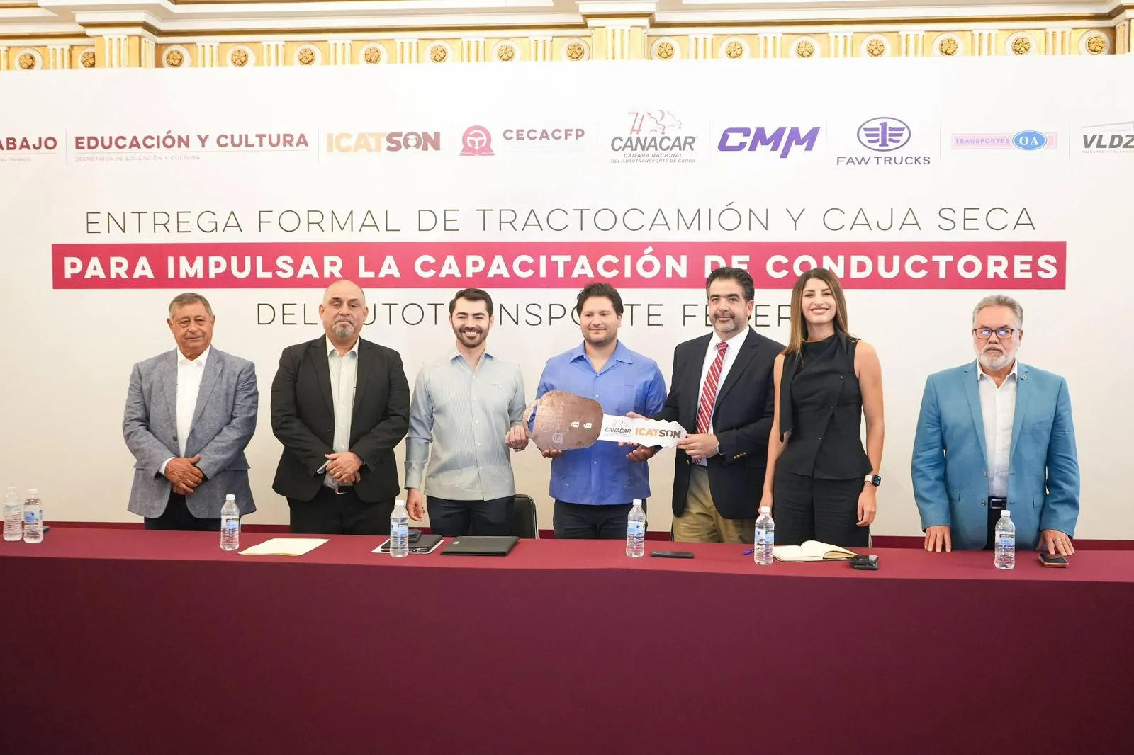 Entrega Gobierno de Sonora tractocamión para capacitar a operadores de autotransporte