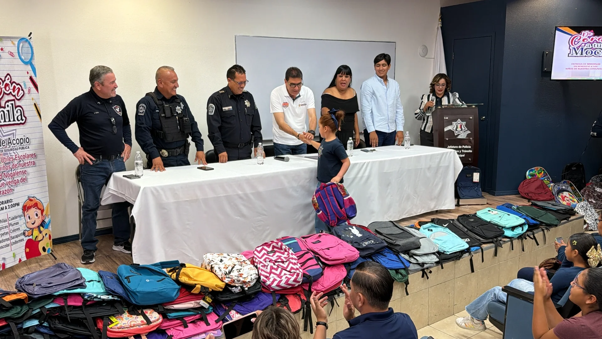 Policías y ciudadanos entregan mochilas a 240 estudiantes antes del regreso a clases