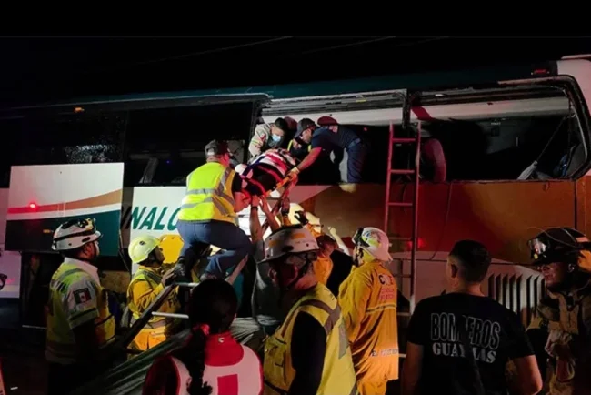 Fatal accidente de autobús rumbo a Tijuana moviliza a cuerpos de emergencia en Empalme