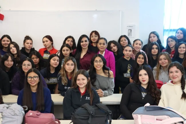 Angélica Burgos impulsa programas comunitarios para jóvenes y familias en colonias de Nogales