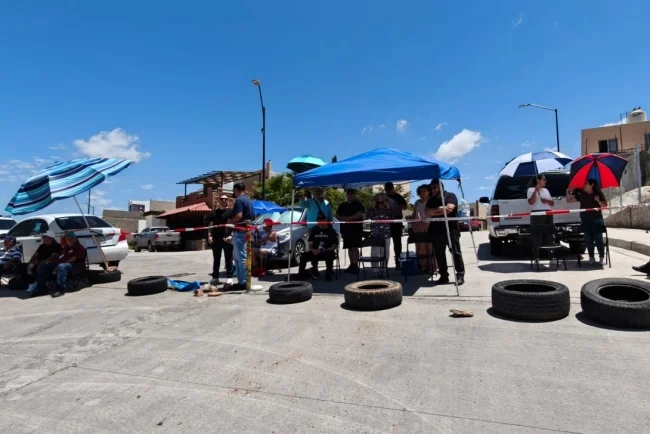 Residentes de Fuente de Piedra cierran calle en protesta por apertura de acceso; denuncian robos e inseguridad