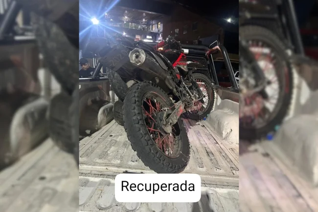 Aseguran motocicleta robada que estaba abandonada en la colonia 5 de Mayo