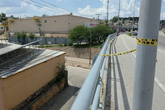 Muere hombre tras caer de puente del periférico Colosio; familia pide combatir la discriminación