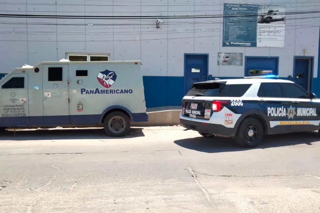 Cae empleada de empresa de valores con 150 mil pesos ocultos en su chaleco