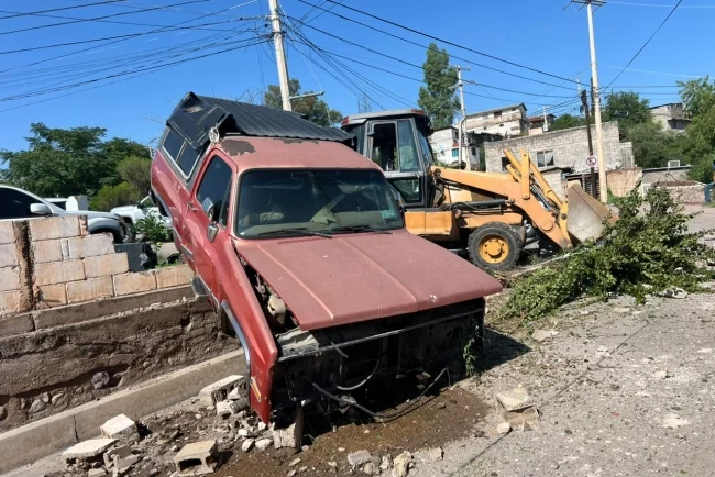 Sin frenos, retroexcavadora termina dentro de vivienda y causa daños en Lomas de Nogales