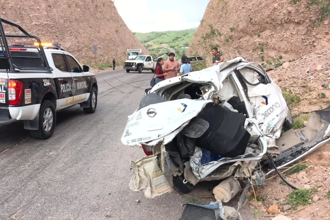 Conductor sale disparado por el parabrisas tras invadir carril y provocar choque en Nogales