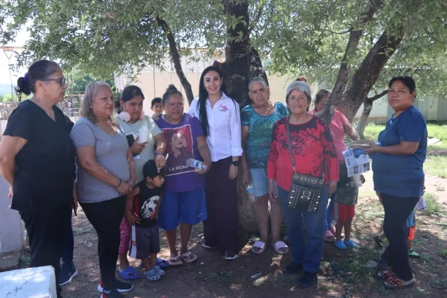 Angélica Burgos lleva programas de apoyo de Mujeres al 100 a familias de La Mesa