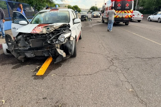 Motociclista resulta lesionado tras choque con taxi en Industrial San Carlos