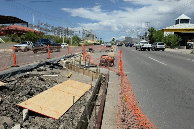 Construyen nueva guarnición para restringir retornos en el periférico Colosio