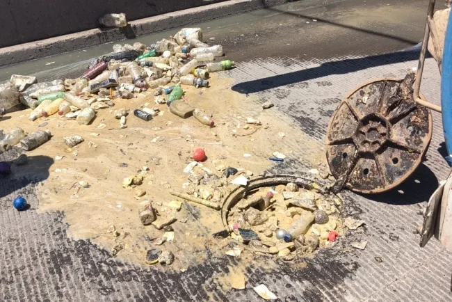 Investigan quién arrojó botellas con grasa al drenaje en Nogales