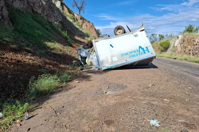 Conductor resulta lesionado tras volcar camión en el periférico Oriente