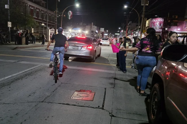 Entre autos, reptiles y solidaridad transcurre una noche más de las “Obregoneadas”