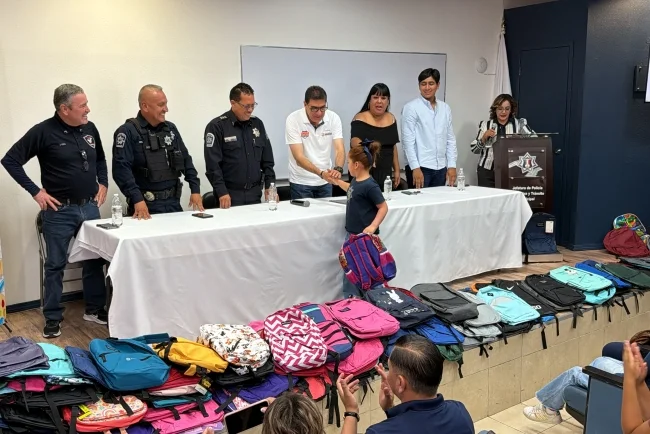 Policías y ciudadanos entregan mochilas a 240 estudiantes antes del regreso a clases