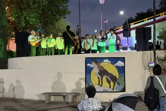 Con música y baile, adultos mayores desafían la lluvia y celebran a lo grande