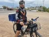 Ciclista de Nogales convierte su bicicleta en un negocio de burritos caseros