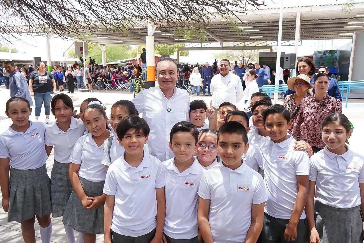 Más de 500 mil estudiantes regresan a clases en Sonora con uniformes gratuitos