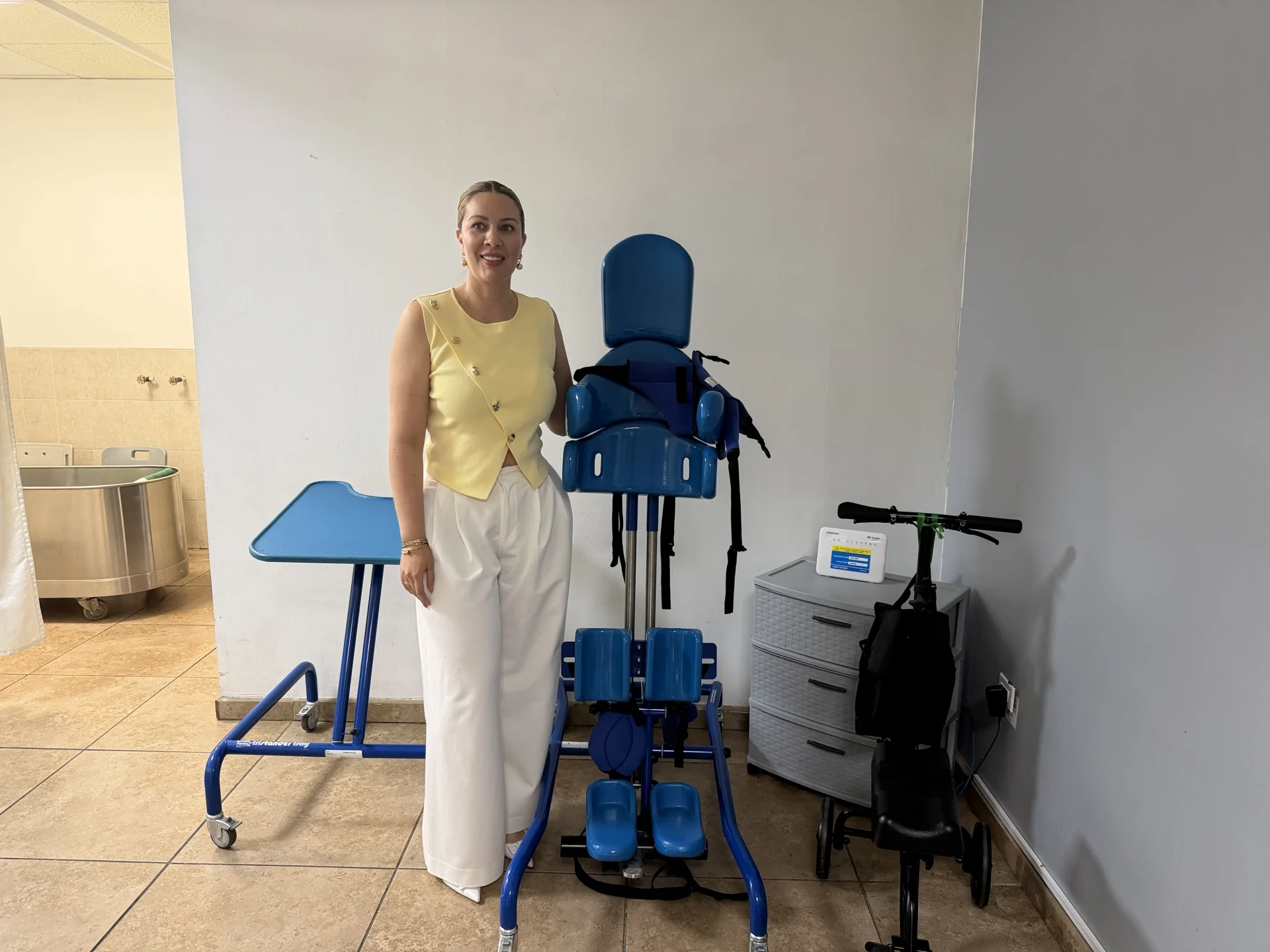 Shriners dona sillas de ruedas y equipo de fisioterapia al DIF Nogales