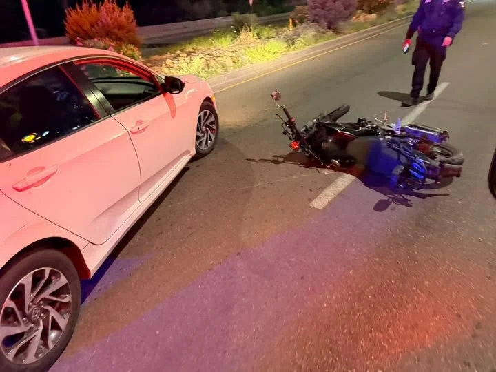 Dos hombres resultan lesionados tras accidente entre motocicleta y peatón en Nogales
