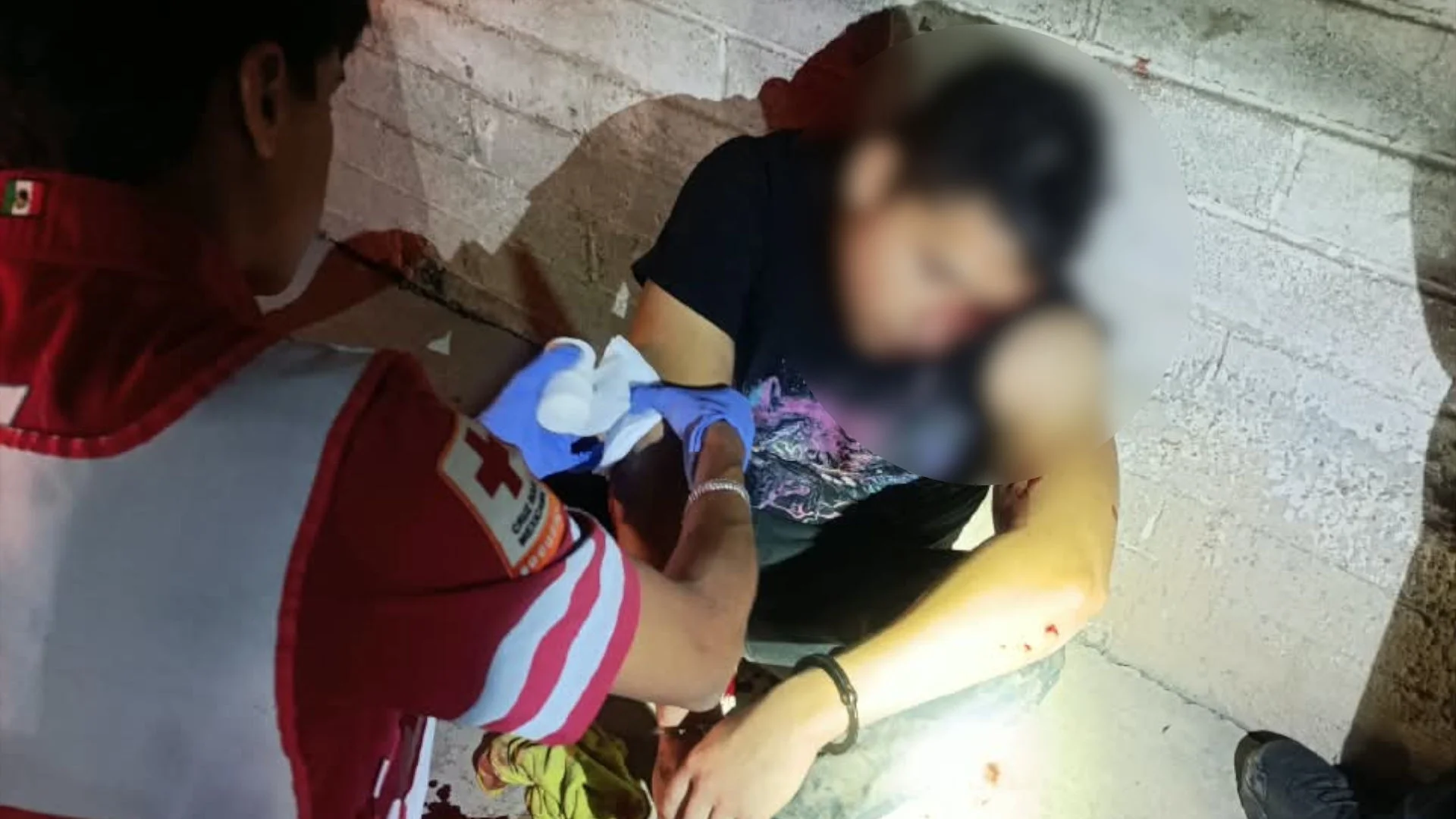 Joven resulta lesionado tras caer del puente peatonal de El Greco