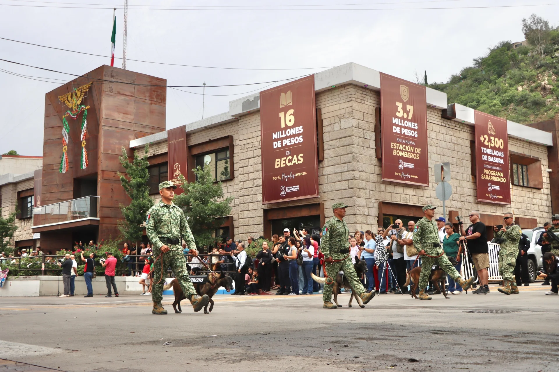 Ejército, estudiantes y tradiciones mexicanas recorren Nogales en desfile del 16 de septiembre