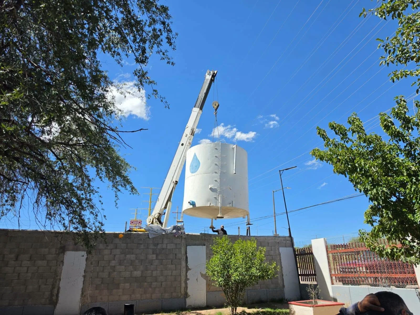 Instalan tanque de agua en la Secundaria Técnica 80 tras suspensión de clases