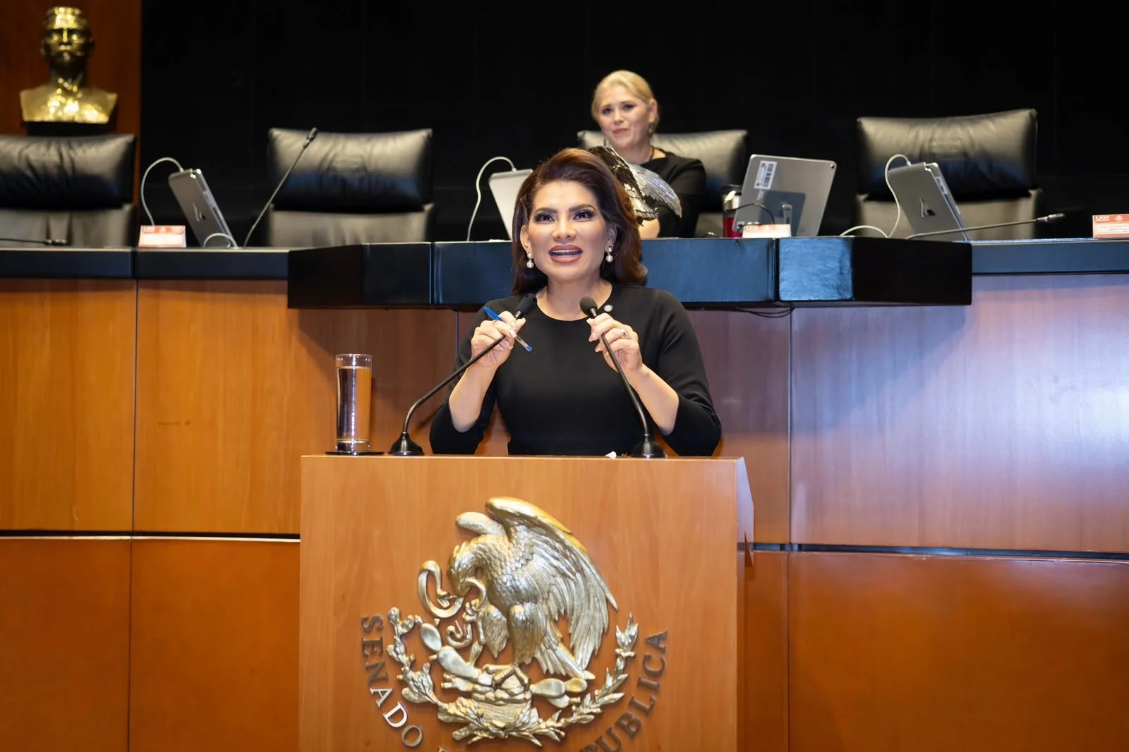 Lorenia Valles respalda regulación del uso de celulares en escuelas