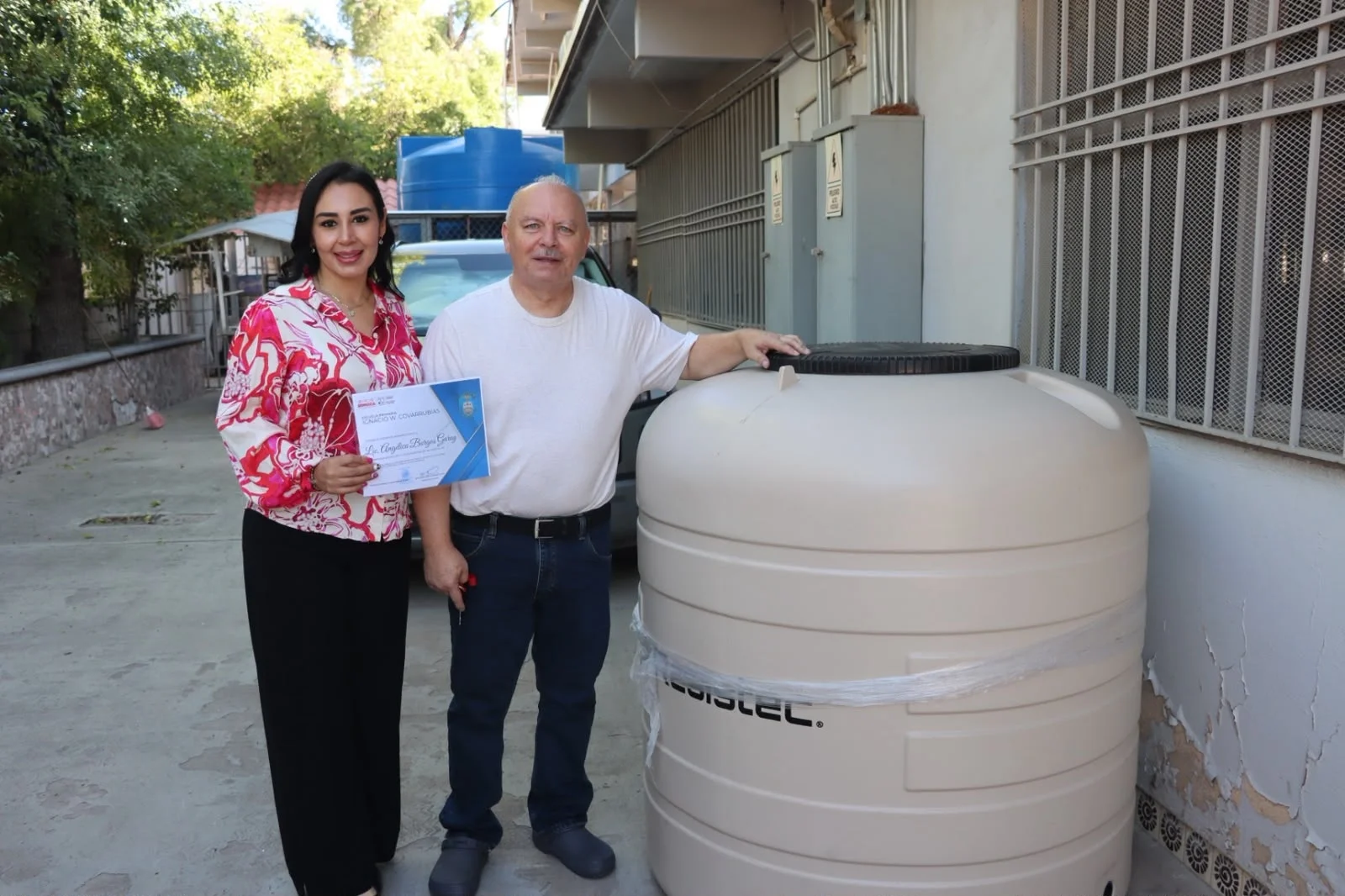 Angélica Burgos entrega tinaco a la primaria Ignacio W. Covarrubias