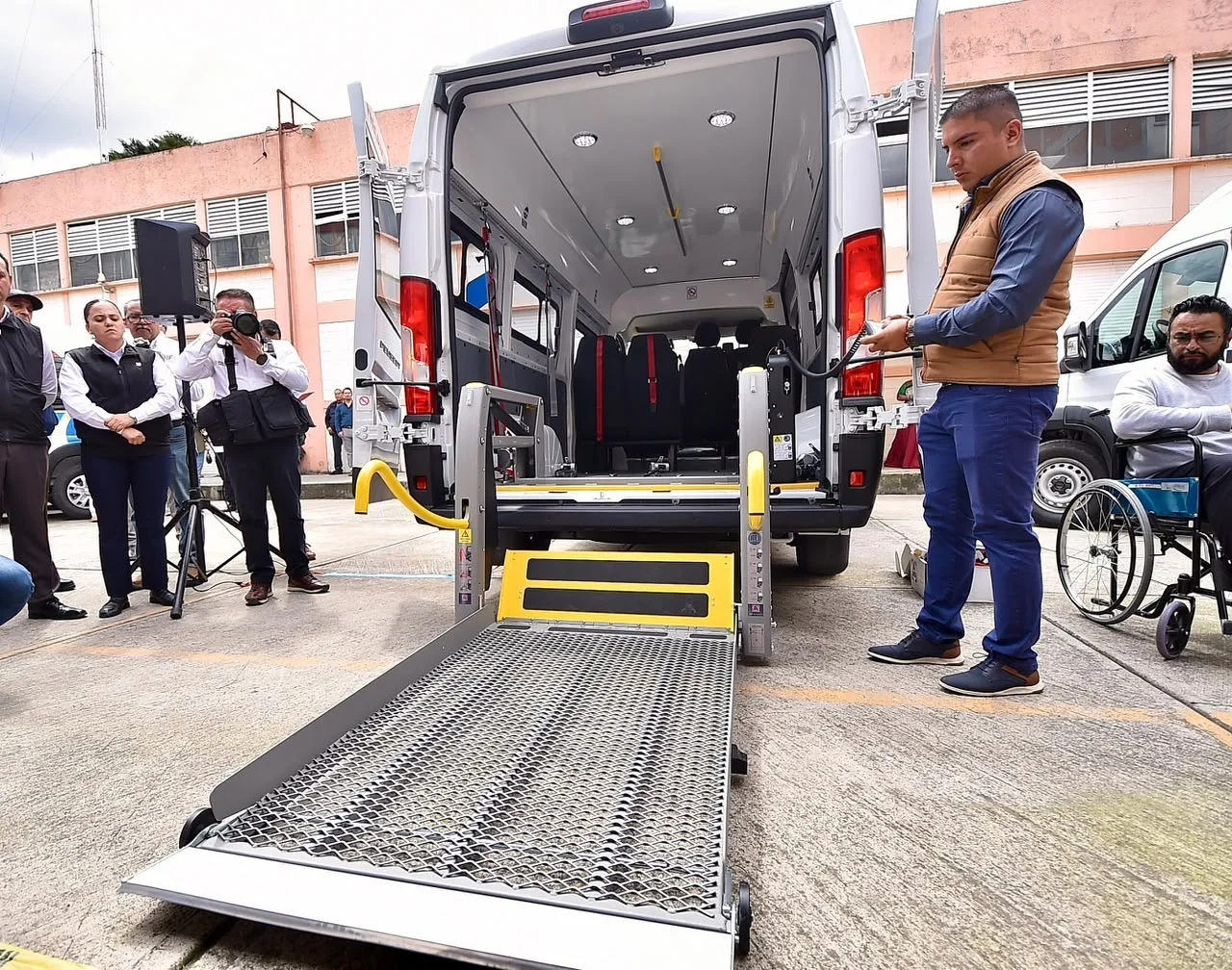 DIF Sonora recibe tres vehículos adaptados para fortalecer movilidad de personas con discapacidad