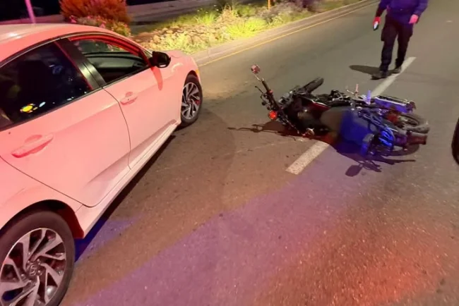 Dos hombres resultan lesionados tras accidente entre motocicleta y peatón en Nogales