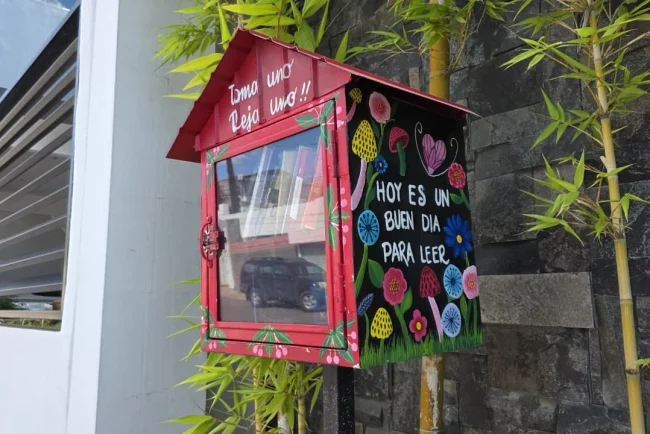 Vecinos de Nogales convierten un rincón de la colonia Granja en punto de intercambio de libros