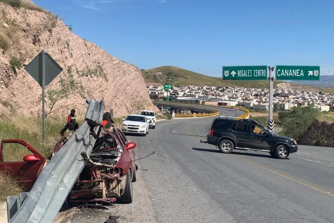 Pareja y su hijo resultan lesionados tras impactarse contra contención en periférico Oriente