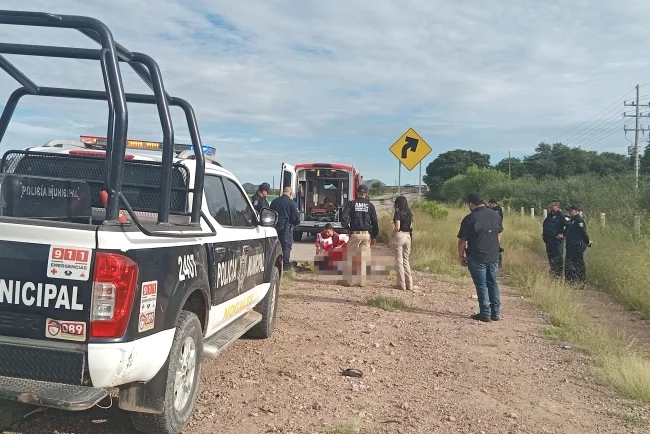 Hombre es localizado inconsciente en carretera y responde a tratamiento con naloxona
