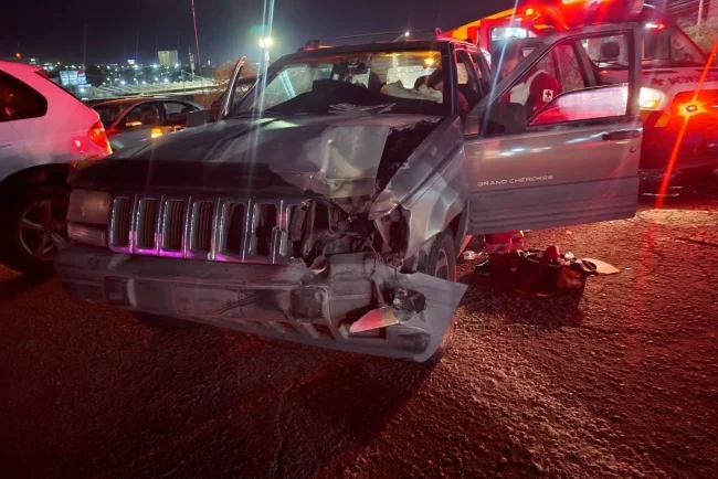 Choque entre dos vehículos deja una persona lesionada en el bulevar Nogales 2000