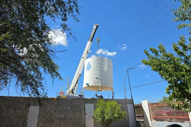 Instalan tanque de agua en la Secundaria Técnica 80 tras suspensión de clases