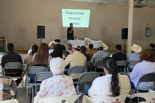 Capacitan a ganaderos de Nogales para prevenir el gusano barrenador
