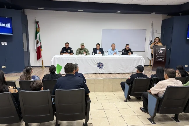 Reconocen a policías y bomberos de Nogales por su desempeño durante agosto