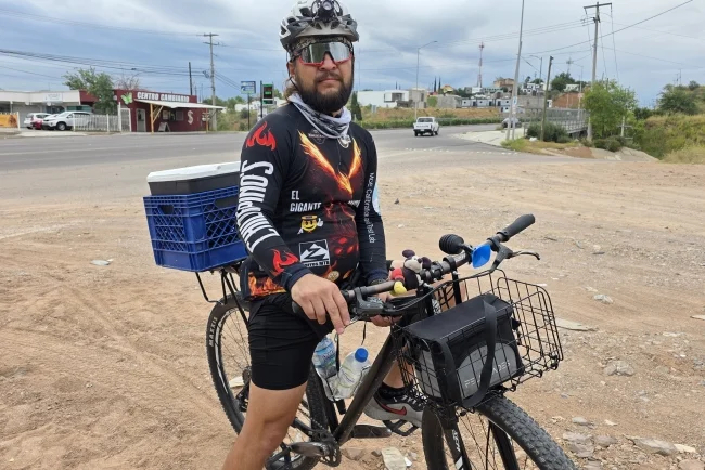 Ciclista de Nogales convierte su bicicleta en un negocio de burritos caseros