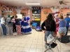 Promotora cultural lleva la tradición de las catrinas a albergue de migrantes en Nogales