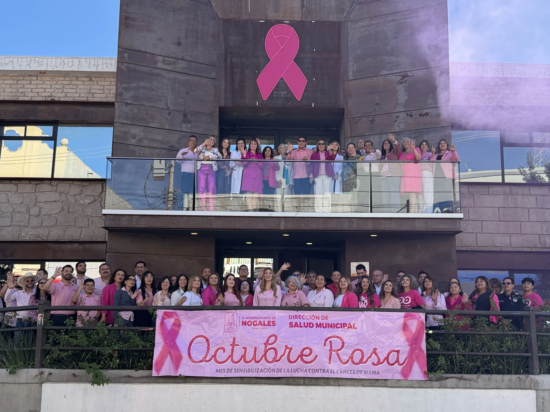 Instalan moño rosa en Ayuntamiento de Nogales para promover prevención del cáncer de mama