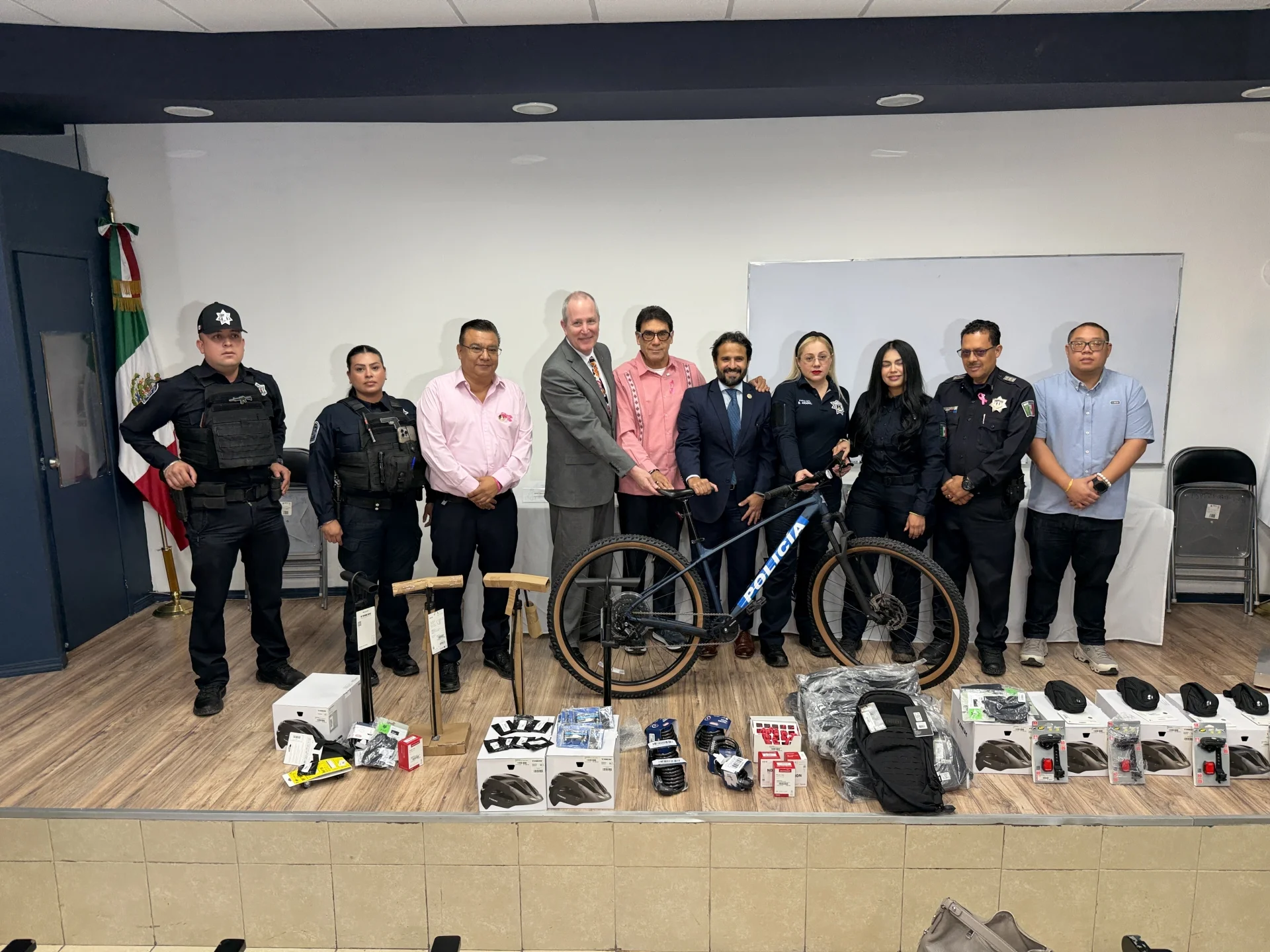 Donan ocho bicicletas a la Policía Turística de Nogales para reforzar la seguridad en el Centro Histórico
