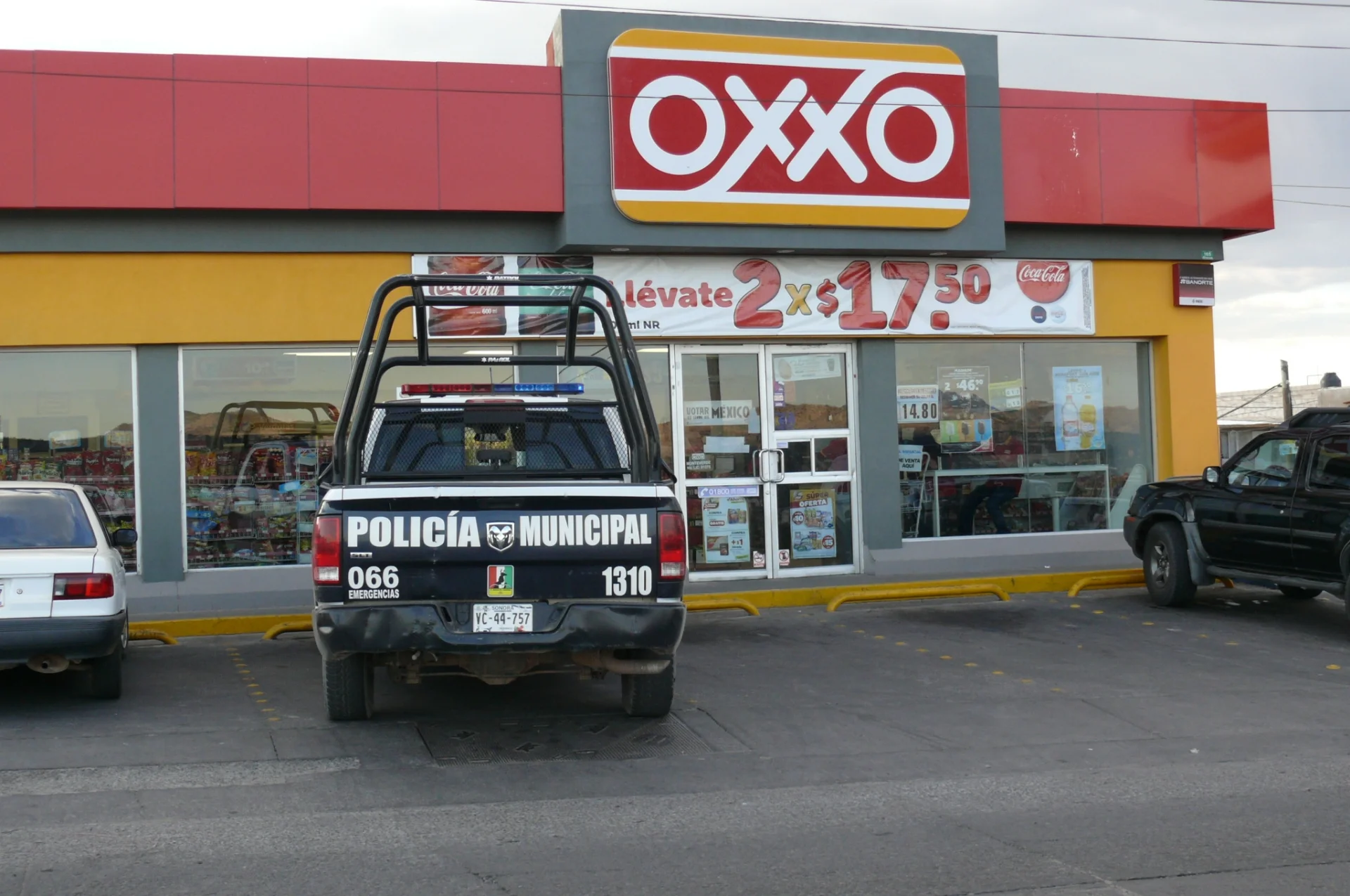 Sujeto causa daños y roba mercancía de Oxxo en el primer cuadro de Nogales